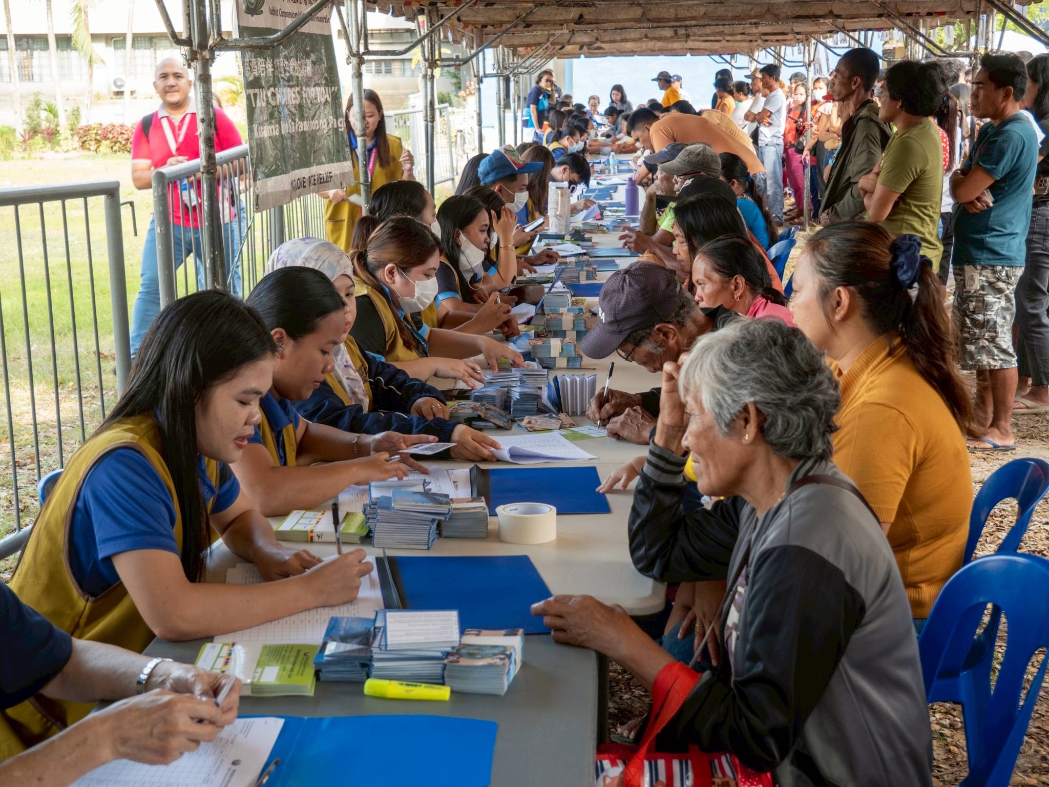 Faculty personnel of Lanao Chung Hua School helpTzu Chi volunteers in the registration process to facilitate aid distribution for beneficiaries affected by the typhoon.