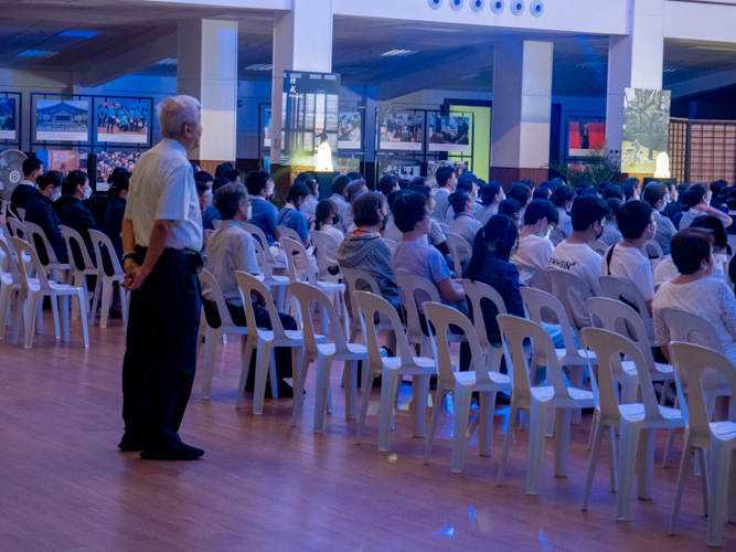 Tzu Chi Philippines CEO Henry Yuñez watches the sutra adaptation from the back of the auditorium.【Photo by Matt Serrano】