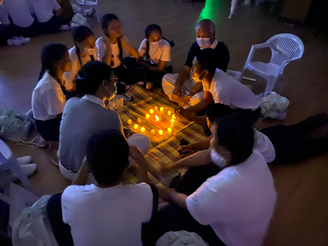 Scholars and their Group Leaders huddle in a candle-lit circle for Starry, Starry Night, a favorite portion of many participants.【Photo by Matt Serrano】