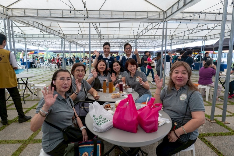 Tzu Chi volunteers Pansy Ho and Pue Chin Lee Chua (standing) welcome the ladies from the Philippine Academy of Sakya Alumni Association.