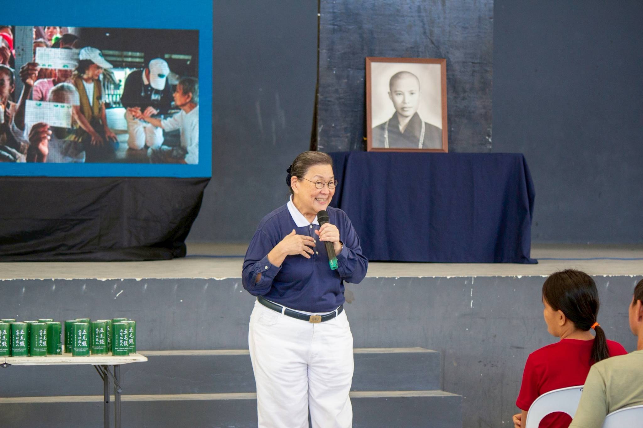Tzu Chi volunteer Judy Lao introduced Tzu Chi founder Master Cheng Yen and explains the foundation’s mission and vision to beneficiaries during the relief operation.