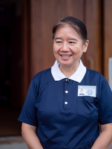 After years of declining requests to interpret, Ligaya Ng finally gave it a go at the 2022 Commissioners and Faith Corps Diligence Training Camp. “Master Cheng Yen always wants us to shoulder responsibilities,” she says. “My intention in accepting this challenge is to keep learning, and I’m learning a lot.”【Photo by Daniel Lazar】