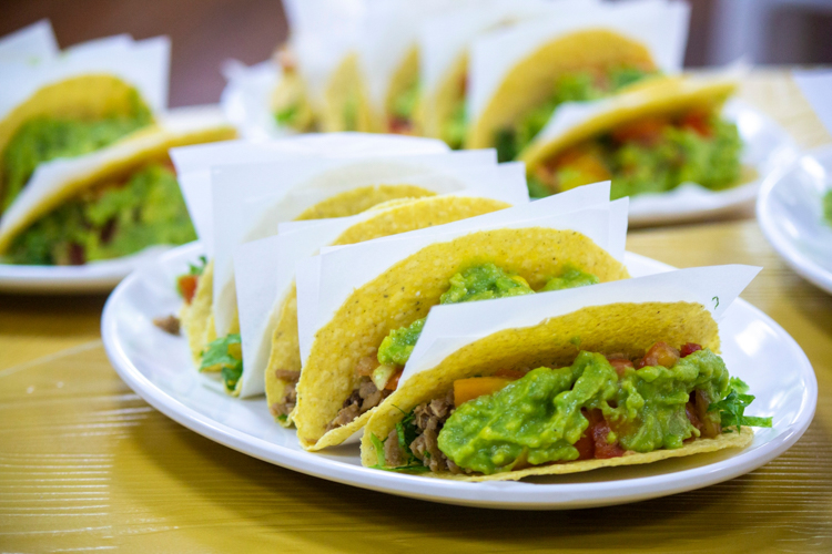 In their weekend at the 2024 Tzu Chi Youth Camp, participants dined entirely on meat-free dishes, like this delicious vegetarian taco snack. 