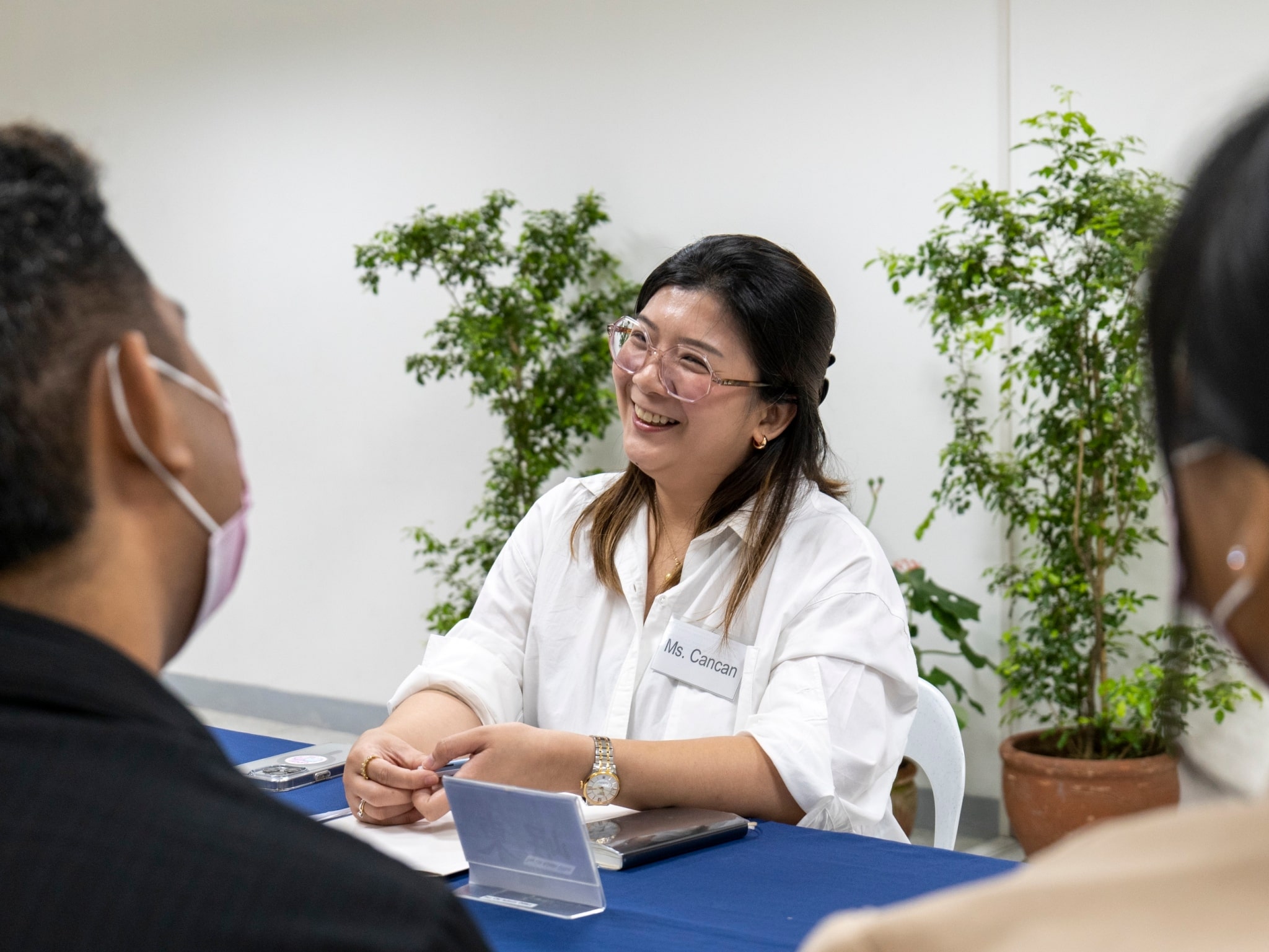 Guests at the mock interview guided students in participating in interviews for their future work opportunities.【Photo by Matt Serrano】
