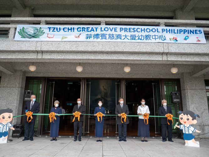 Tzu Chi volunteers preside over Tzu Chi Great Love Preschool Philippines’ ribbon-cutting ceremony. 【Photo by Jeaneal Dando】