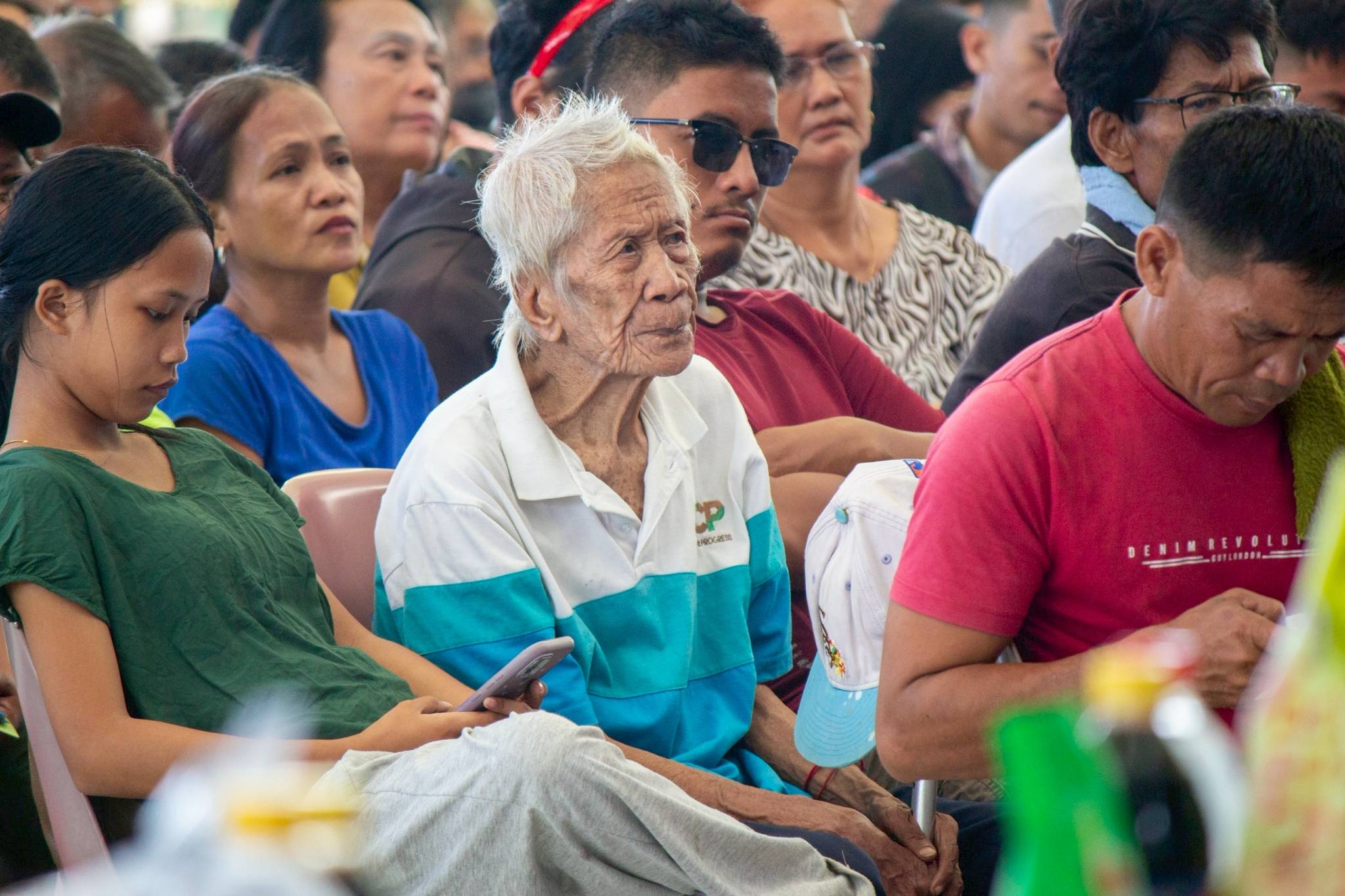 With attentive hearts, beneficiaries listen to the teachings of Master Cheng Yen’s Jing Si Aphorisms.