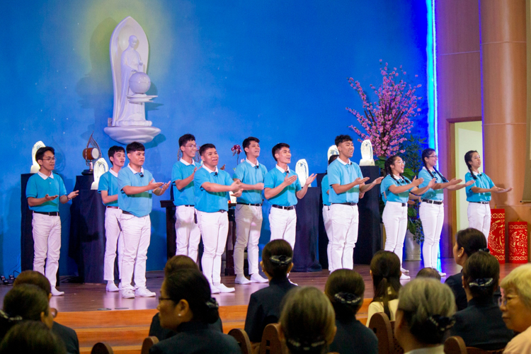 Tzu Chi scholars perform “Gei Ni" (Give You).