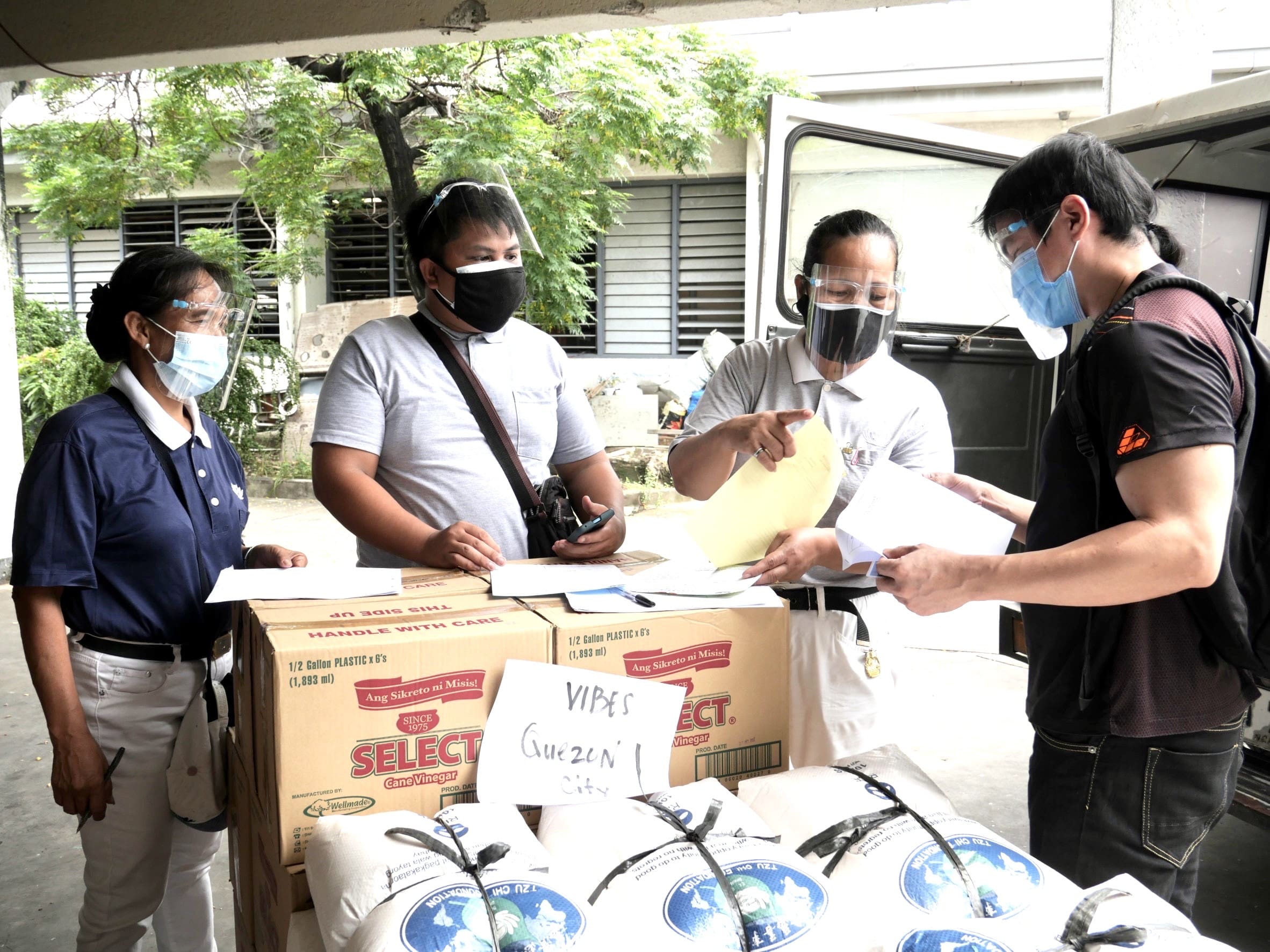 Representatives from VIBES Quezon City branch claim their rice and grocery relief at BTCC in 2021. 【Photo by Matt Serrano】