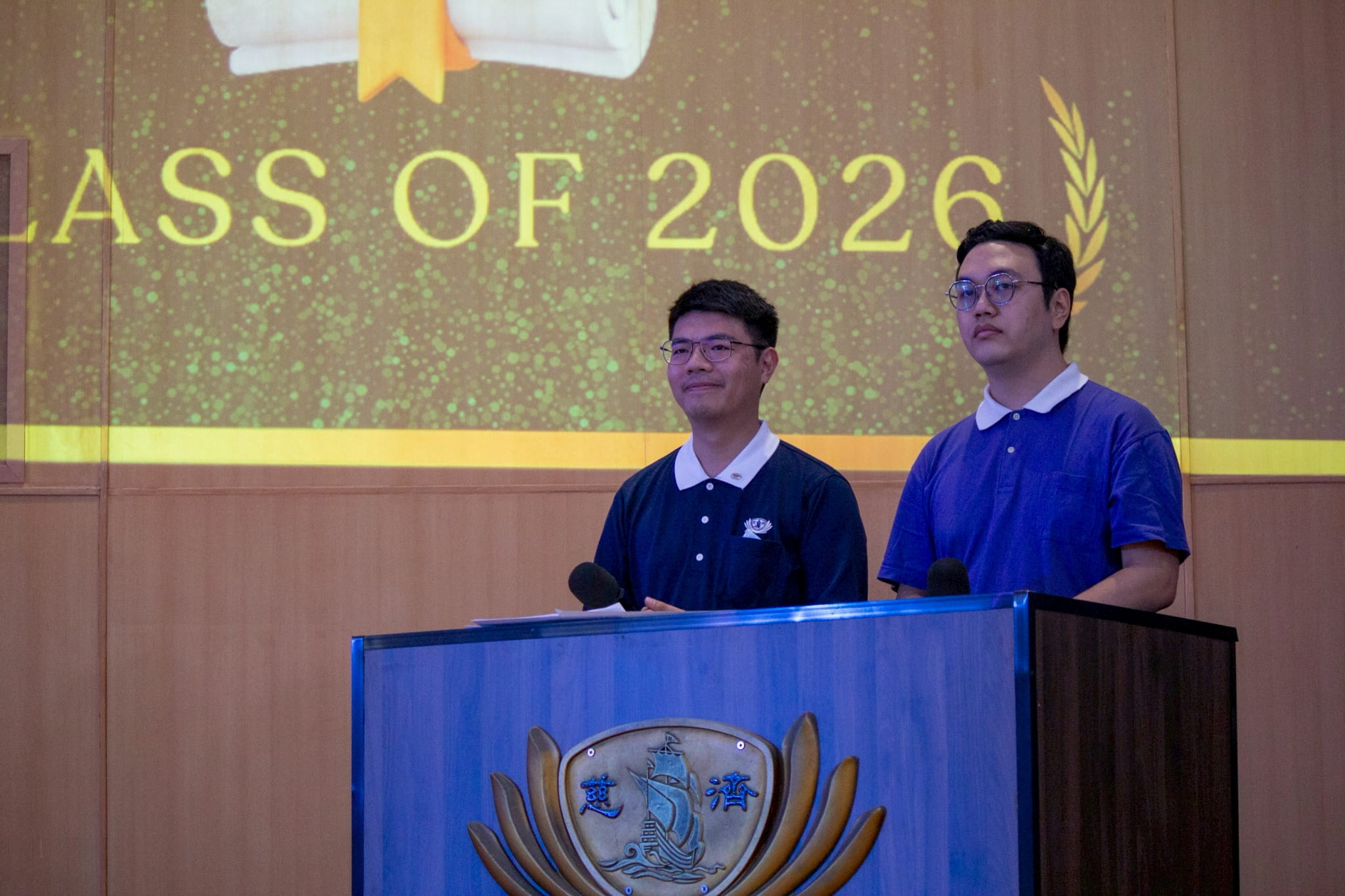 Tzu Chi volunteer Kinlon Fan (left) and Tzu Chi Youth’s Wilbert Bryanson Wu host the graduation program.