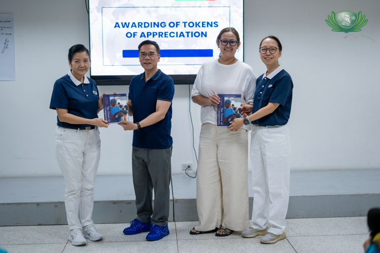 After conducting the Humanity class “Building Effective Resumés for Career Success,” corporate executives Darwin Soriano and Maridol Siapuatco (second and third from left) receive copies of the Tzu Chi book “The Power of Compassion” from Tzu Chi Education Committee Head Rosa So (first from left) and Tzu Chi OOCEO Director CEO Peggy Sy Jiang (first from right). 