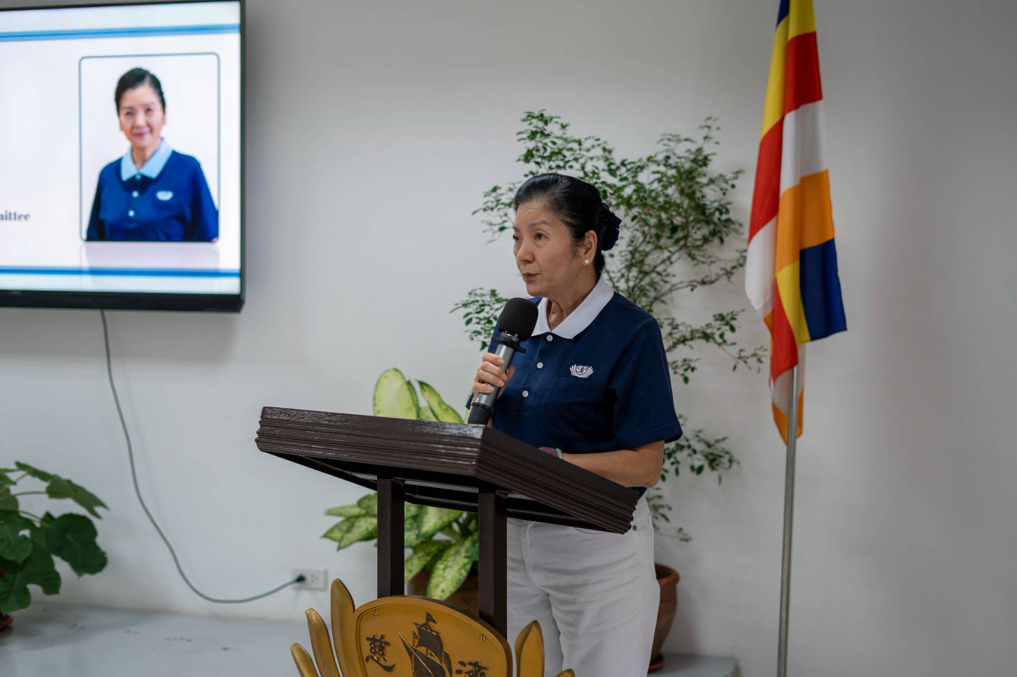 Extending a warm welcome to the technical and vocational scholarship family, Head Volunteer for Tzu Chi’s Educational and Medical Assistance Programs Rosa So addresses the newest batch of scholars. Beyond graduation, she encourages every scholar to grow into a capable, compassionate, and responsible individual who can stand on their own feet and lift others up along the way.