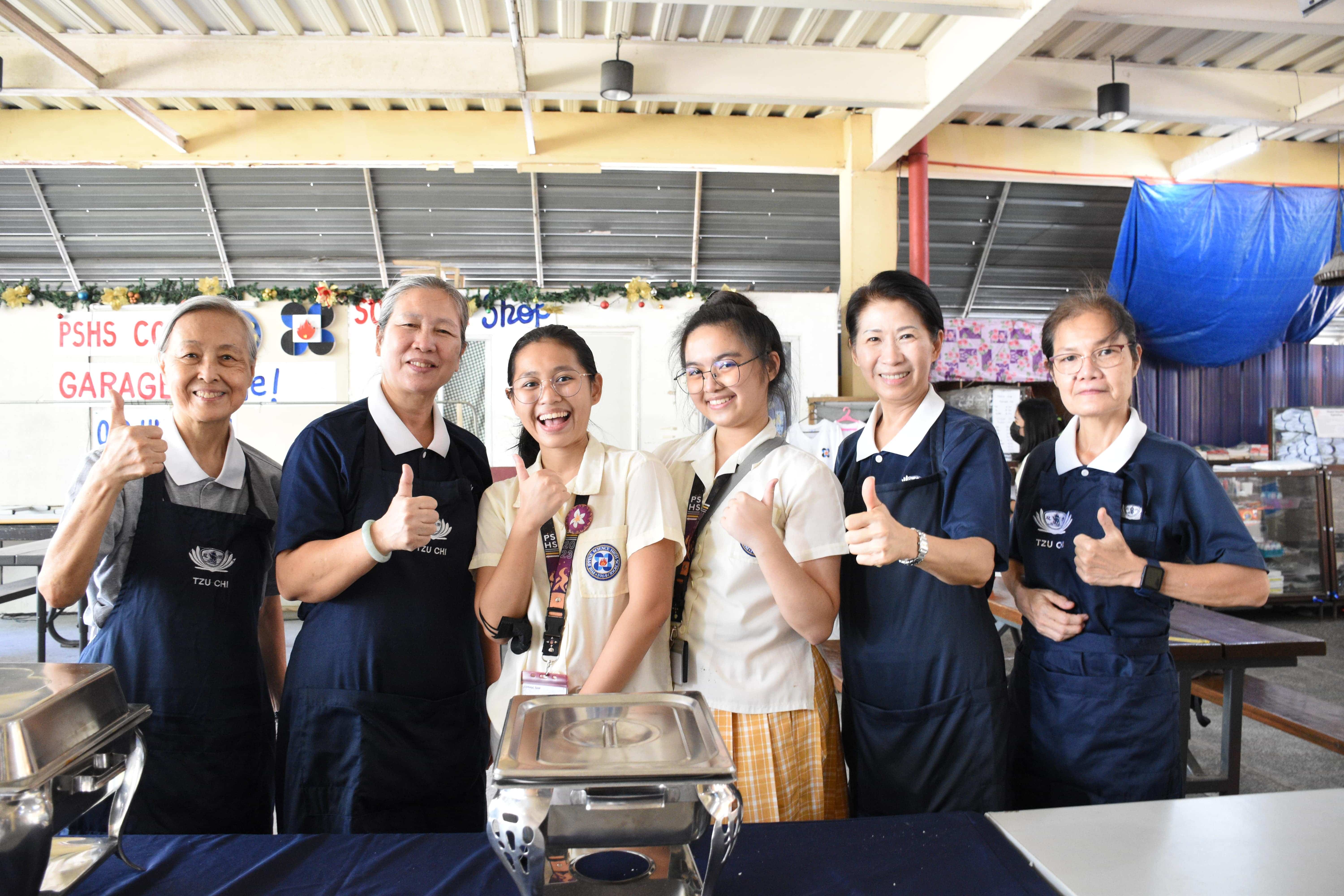 (From left) Tzu Chi volunteers Virginia Yao and Hui Xiang, Philippine Science High School students Margaret Aaliyah Pangan and Patricia Grace Miras, Tzu Chi Deputy CEO Woon Ng, and Tzu Chi volunteer Elvira Chua at the “Plant-Powered Pisay” vegan kiosk. 【Photo by Lineth Brondial】