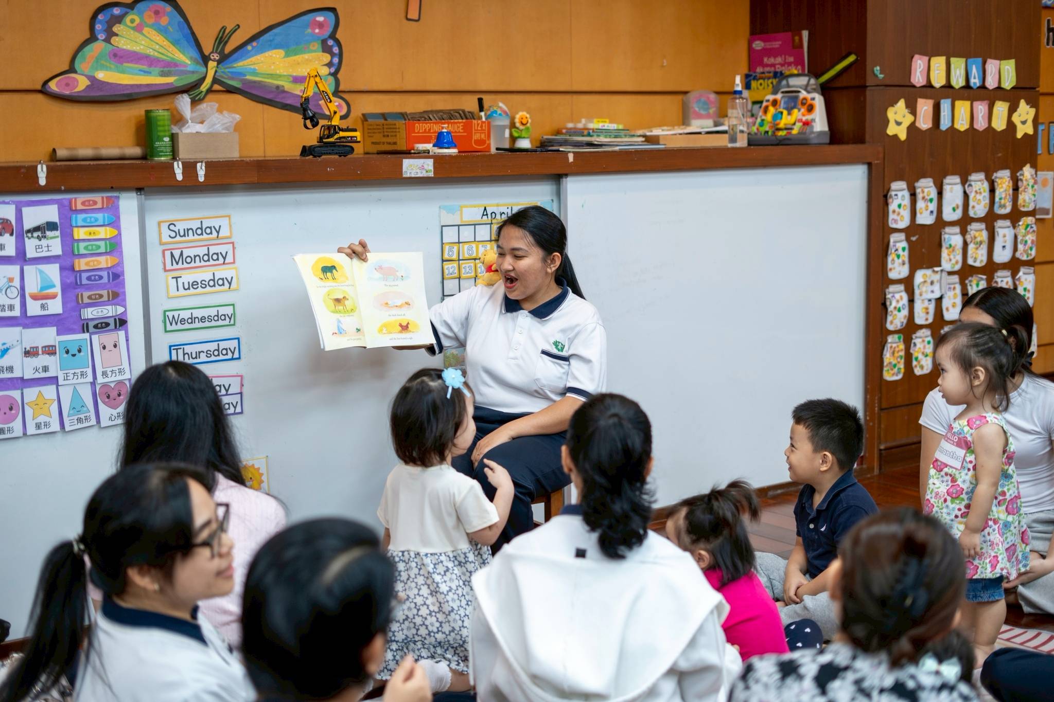 Teacher Melinda “Lhean” Angeles leads an interactive reading session for little boys and girls at Tzu Chi Great Love Preschool Philippines’s open house on April 18. 