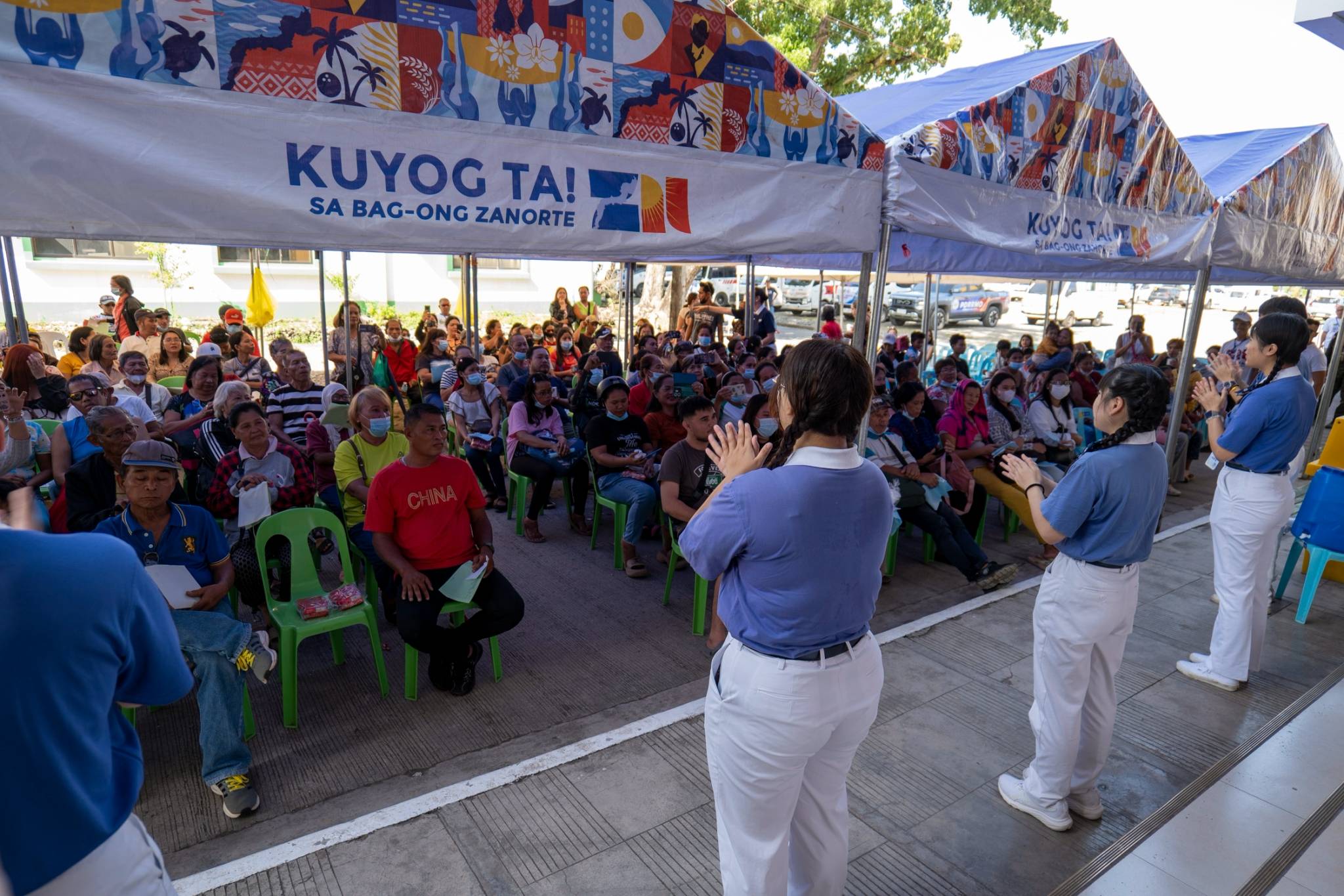 Tzu Chi Youth performs for patients waiting to enter the venue.