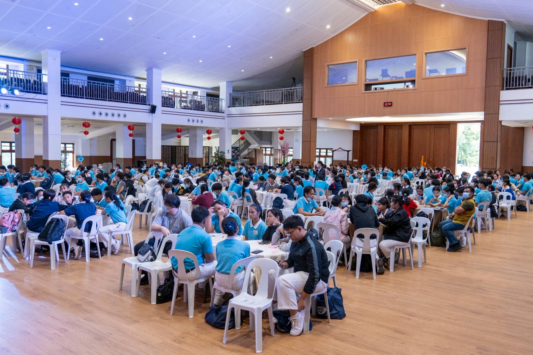 Nearly 300 Tzu Chi scholars from grades 6 to 12 and in the college level attended the February 15 Humanities class held at the Jing Si Hall of Buddhist Tzu Chi Campus. 