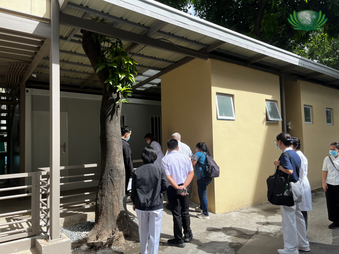 Representatives from Quirino Memorial Medical Center (QMMC) tour Tzu Chi Foundation Philippines volunteers around the hospital and its halfway house, following the signing of a Memorandum of Agreement on September 4.