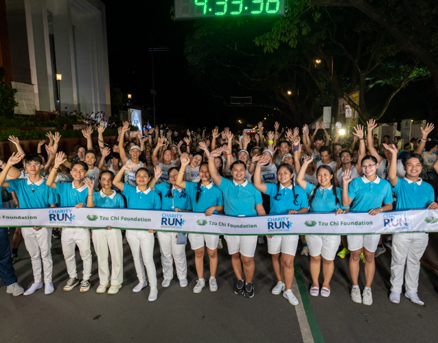 Tzu Chi scholars wave at the starting line of the race.