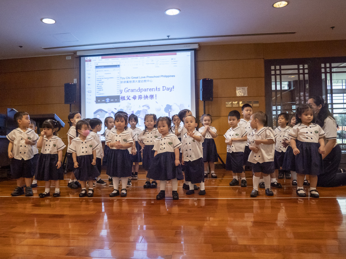 Students of Tzu Chi Great Love Preschool Philippines show a heartwarming sign language performance, thanking their grandparents. 