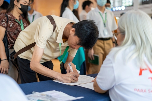 Attendees coming from various organizations, schools, and many interested audiences register as early as 9am to listen to the tripartite discussion on the environment.