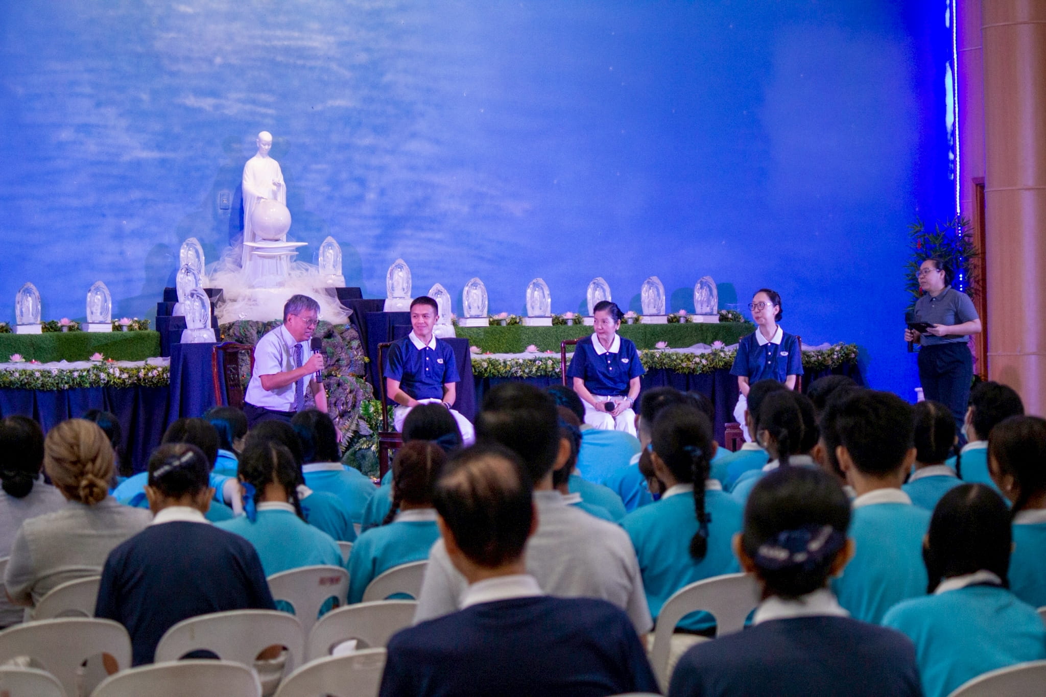 In the 2026 Tzu Chi Scholars’ Camp segment called “Human Library,” longtime volunteers (from left) Johnny Kwok, Harvey Yap, Rosa So, and Peggy Sy Jiang tell host Cherrie Rose Ang about the rewards of volunteer work.