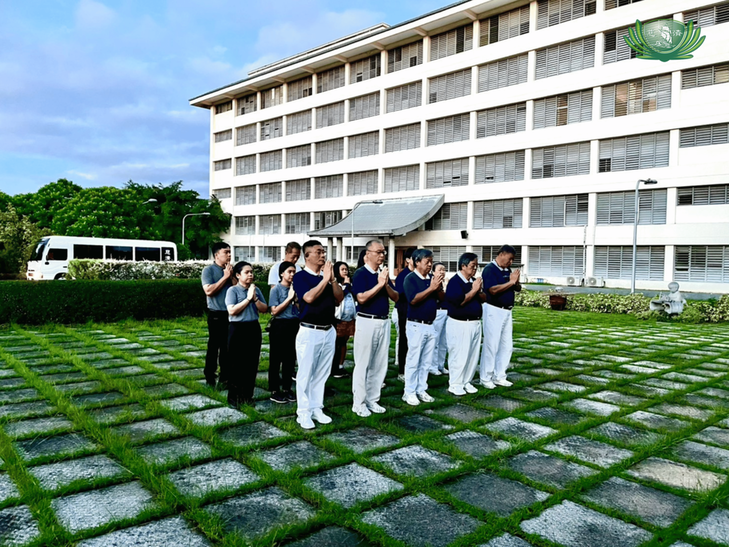 In the early hours of October 1, a team of Tzu Chi volunteers pray before leaving the Buddhist Tzu Chi Campus in Sta. Mesa, Manila, for relief work in Tuguegarao and Aparri.