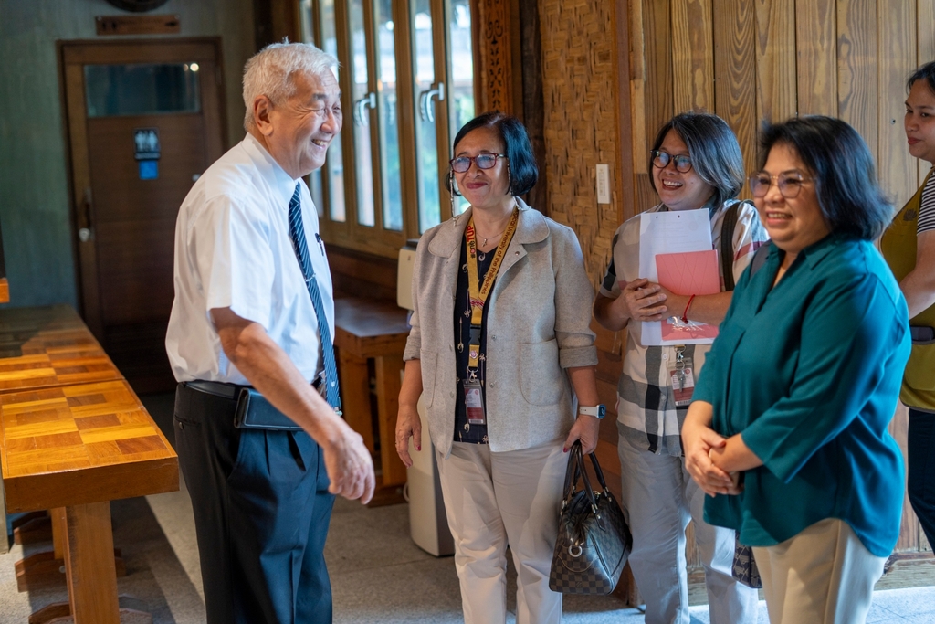 Tzu Chi Foundation Philippines CEO Henry Yuñez (left) receives guest officials from Technological University of the Philippines - Manila. 