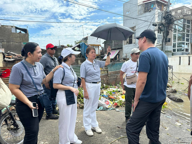 Tzu Chi Bicol volunteers join an ocular inspection of Barangay San Francisco, Baao, Camarines Sur, and distribute 1,000 hot meals to storm survivors.