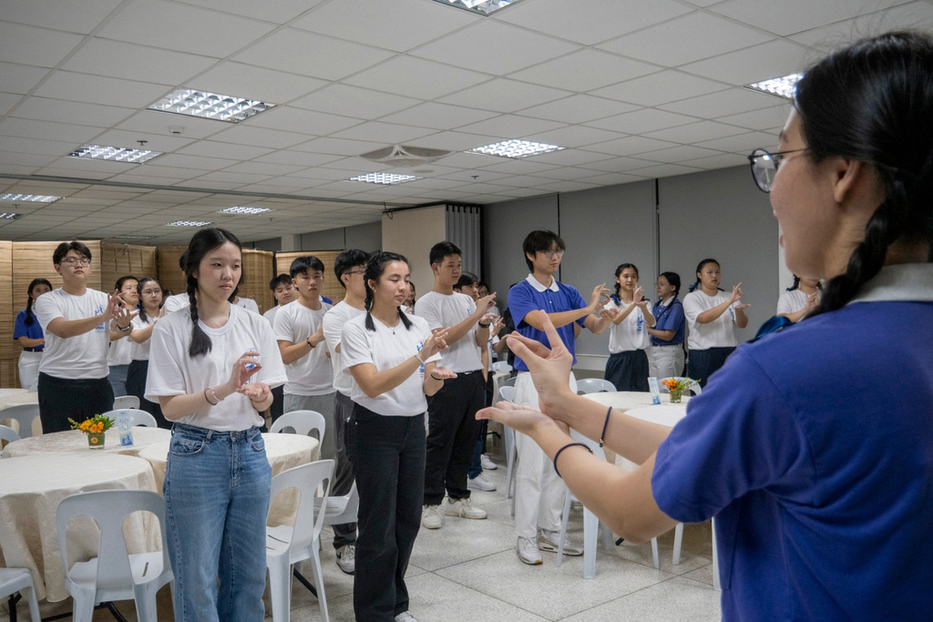 Tzu Chi Youth volunteers proudly show the sign language performance they learned during their journey.