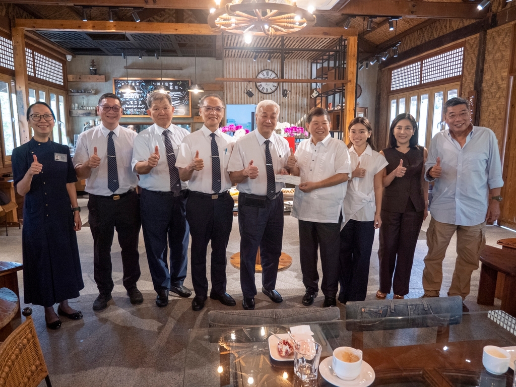 Angelo King Foundation, Inc. President Teddy Kingsu (fourth from right) and AKFI representatives Joaquin Sy, Sheila D. Kingsu, and Kyla D. Kingsu (first, second, and third from right) present a donation of P1 million to Tzu Chi Philippines CEO Henry Yuñez (fifth from left), Tzu Chi Taiwan CEO Po-wen Yen (fourth from left), and volunteers. The donation will support Tzu Chi’s ongoing rice relief distribution for survivors of Typhoon Kristine (Trami).