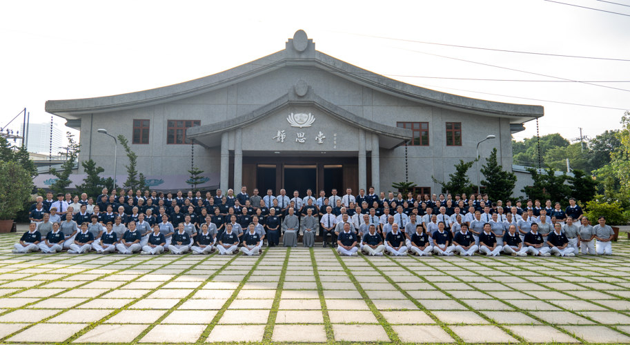 Celebrating the 30th anniversary of Tzu Chi Philippines, participants of the 2024 Diligence Camp gather for a group photo with Dharma Masters De Bei and De Pei, Tzu Chi Taiwan CEO Po-Wen Yen, and Kaohsiung commissioners.