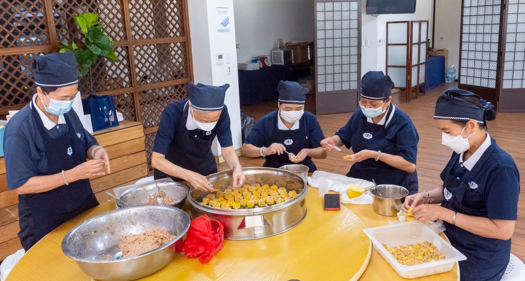 Even days before the start of the Diligence Camp, volunteers put their best efforts into preparing vegetarian dishes. 