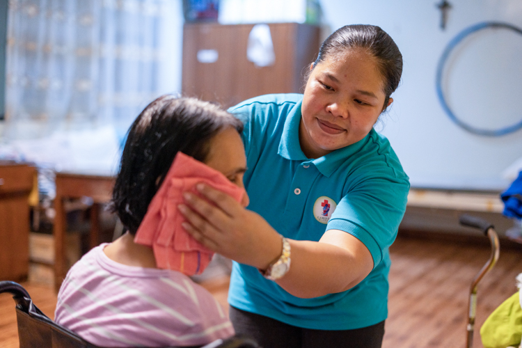 Thirty-three-year-old Rhea Amilano’s work as a caregiver comes from the heart. She practices the love, care, and compassion that she learned from Tzu Chi as she helps patients with their day-to-day needs.