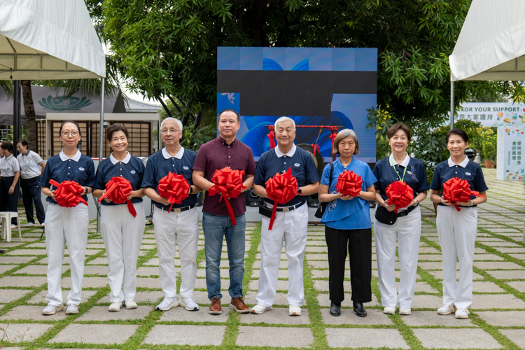 Tzu Chi volunteers headed by Tzu Chi Philippines CEO Henry Yuñez (fourth from right) is flanked by special guests Richard Aquino and Carmen Sy (fourth and sixth from left, respectively) at the ribbon-cutting rites of Fiesta Verde 2024. 