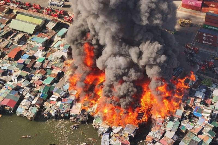 Around 8 a.m. on November 24, the enormous fire engulfed homes in the congested community of Isla Puting Bato, in Tondo, Manila. (Photo by Manila DRRM Office).