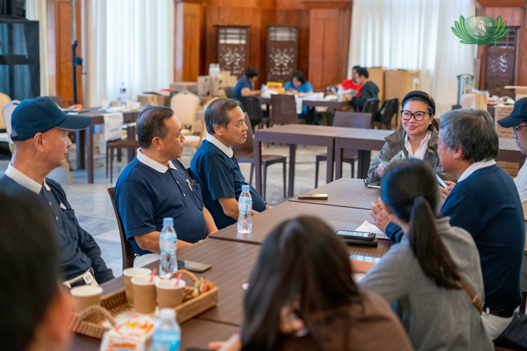 Tzu Chi volunteers pay a courtesy call to Cebu Governor Pamela Baricuarto (fourth from left) on October 5.