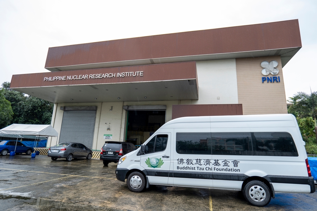 On December 2, Tzu Chi visited DOST-PNRI’s Electron Beam Irradiation Facility (EBIF) in Quezon City, to learn about the use of plastic bottle caps for reclaiming used water, as well as the irradiation process in the facility.