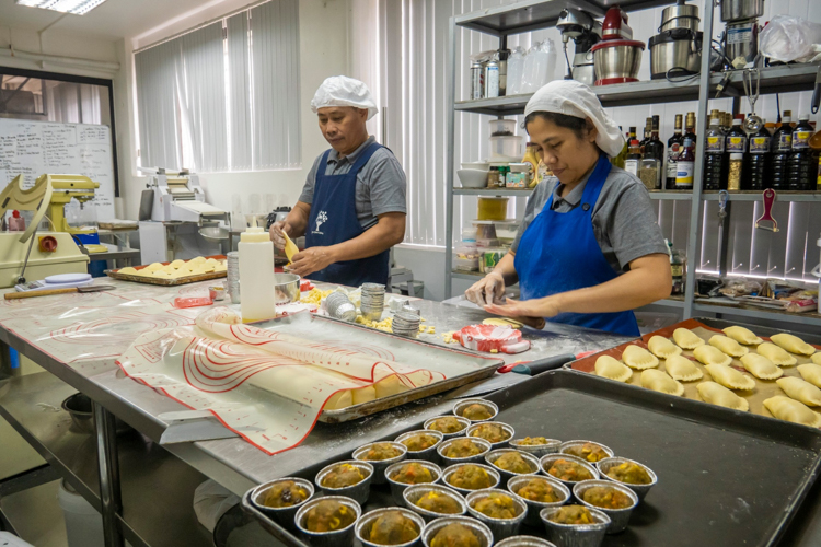 Tzu Chi’s kitchen and bakery volunteers prepare delicious vegetarian treats for the honorary members’ get-together.