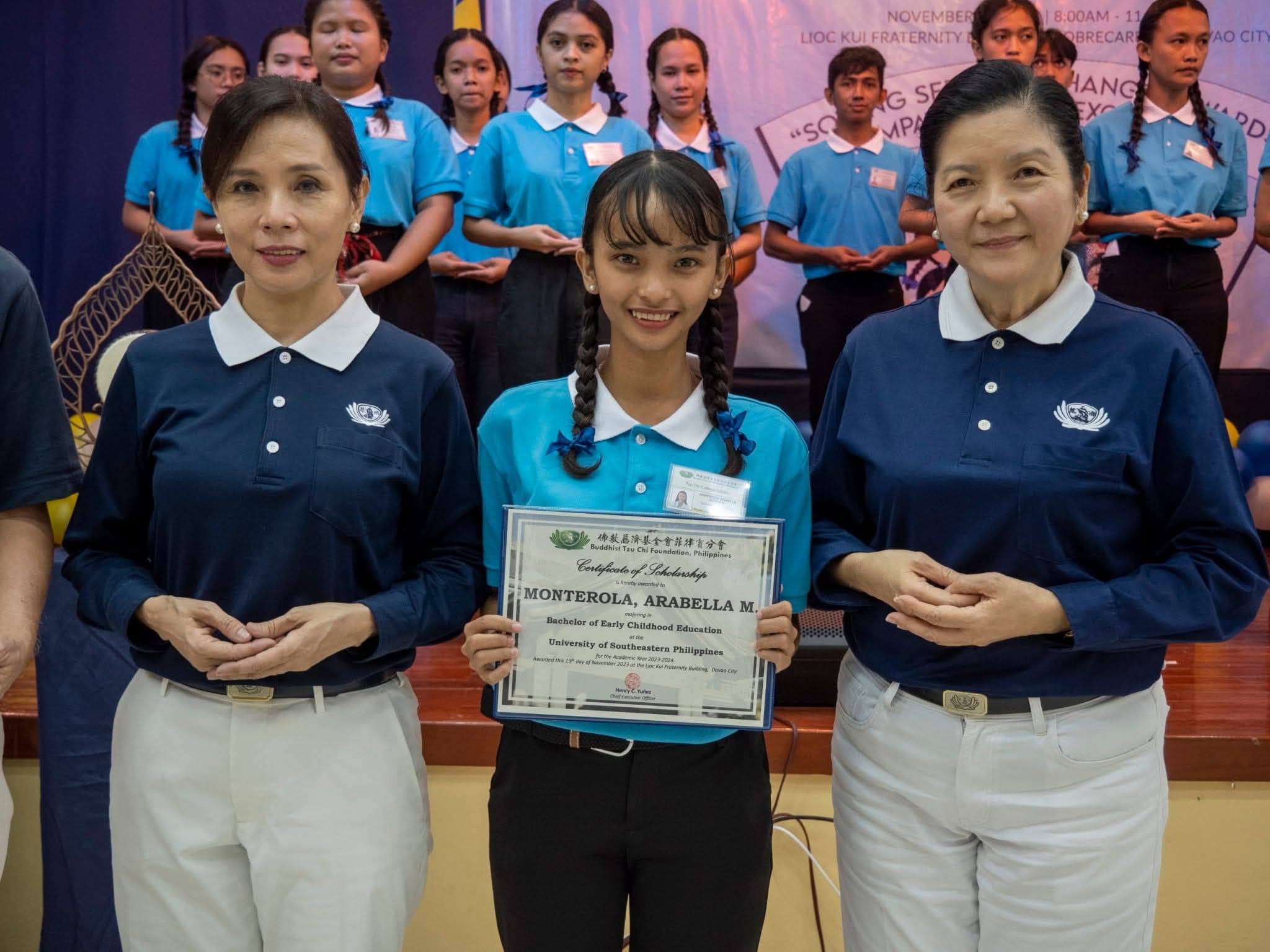 Tzu Chi Davao volunteer Ang Mei Yuen (left) and Tzu Chi Education Committee Head Rosa So (right) award Arabella Monterola, who graduated as a Tzu Chi scholar during the 2025 Scholars’ Camp held at the Buddhist Tzu Chi Campus in Sta. Mesa, Manila.