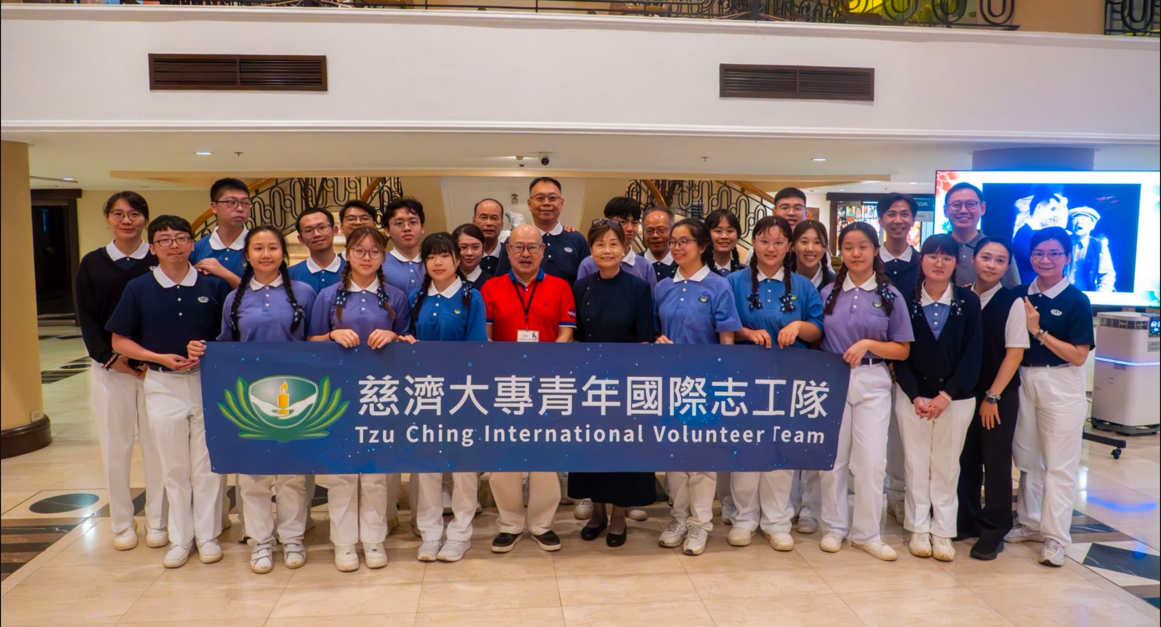 Tzu Chi Youth and volunteers from Taiwan and Malaysia wrap up a tour of Bahay Tsinoy in Intramuros. 
