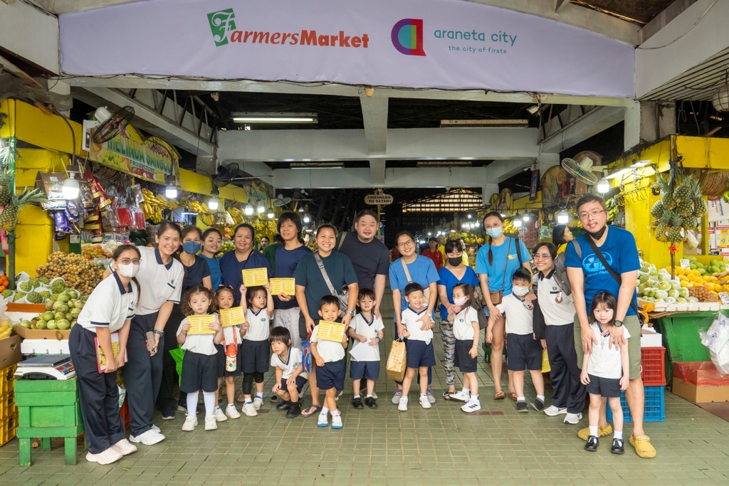 Before the start of the market exposure trip, participants gathered for a group photo.