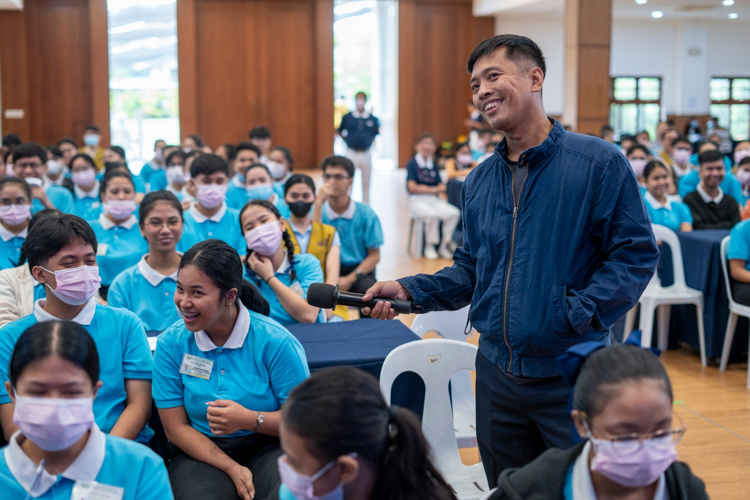 Tzu Chi facilities maintenance supervisor and longtime Chinatown fire volunteer Lyndon Yu encourages scholars to participate in a Humanity class on “Disaster and Emergency Preparedness.”