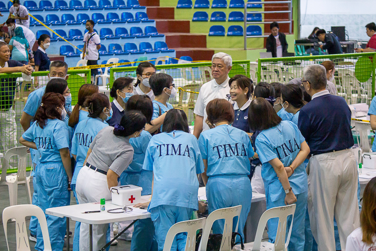 Tzu Chi volunteers and volunteer doctors joyfully gather and motivate one another before starting the medical mission.【Photo by Marella Saldonido】