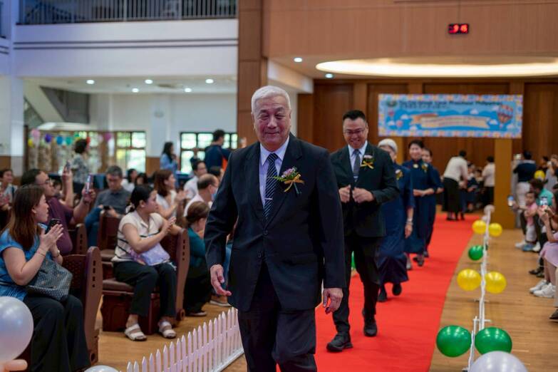 Tzu Chi Philippines CEO Henry Yuñez leads commissioners in the red-carpet entrance to Tzu Chi Great Love Preschool Philippines’ third Moving-Up Ceremony.