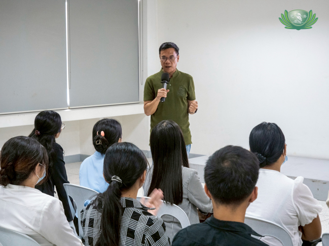 Guest speaker Darwin Soriano guides scholars in navigating the difficult questions in job interviews, from questions about their competencies to trivial questions that could make or break their interviews.