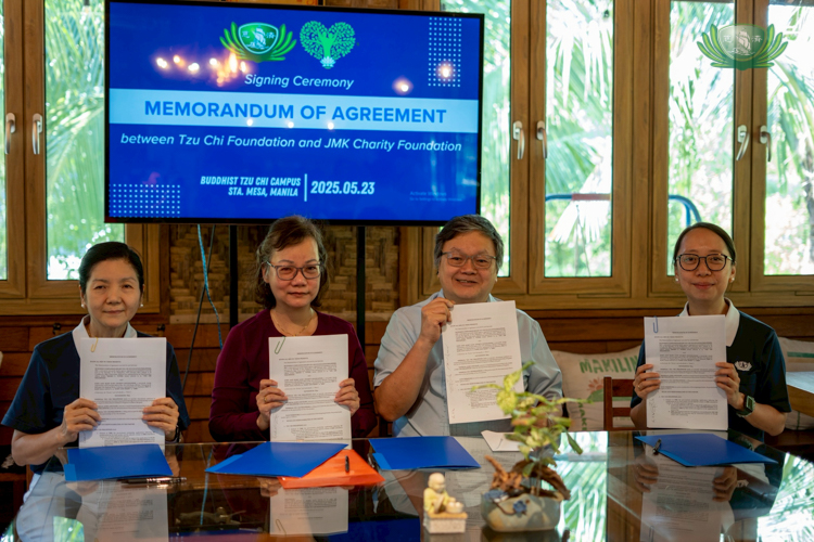 (From left) Tzu Chi Philippines Education Committee Head Rosa So, JMK Charitable Foundation, Inc. Treasurer Abigail Kaw See, JMK Charitable Foundation, Inc. Chairman Eric Kaw, and Tzu Chi Philippines Deputy CEO Peggy Sy Jiang hold up signed copies of a Memorandum of Agreement formalizing JMK Charitable Foundation, Inc.’s support for Tzu Chi scholars.