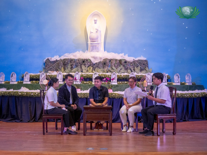 (From left) Shekinah Salazar, Johnniel Tuando, Jamil Carvajal, Jhoy Sarmiento, and Mark Vincent Dayang take turns sharing stories on the Tzu Chi scholar experience at the 2025 Tzu Chi Scholars’ Camp. 