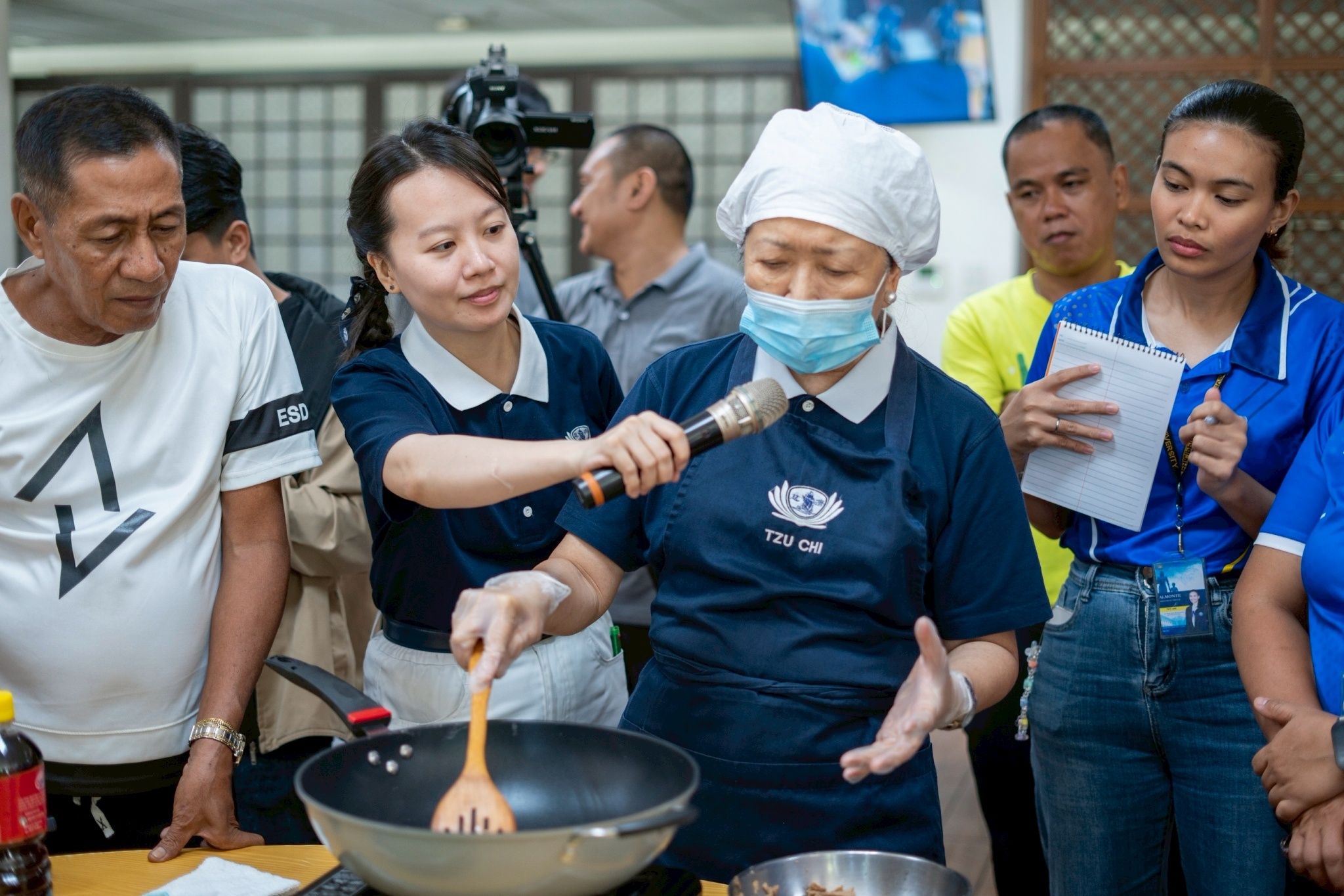 Tzu Chi volunteer Sally Yuñez (second from left) leads the culinary training by showcasing her knowledge and different techniques to attain the best flavor for the different dishes. 