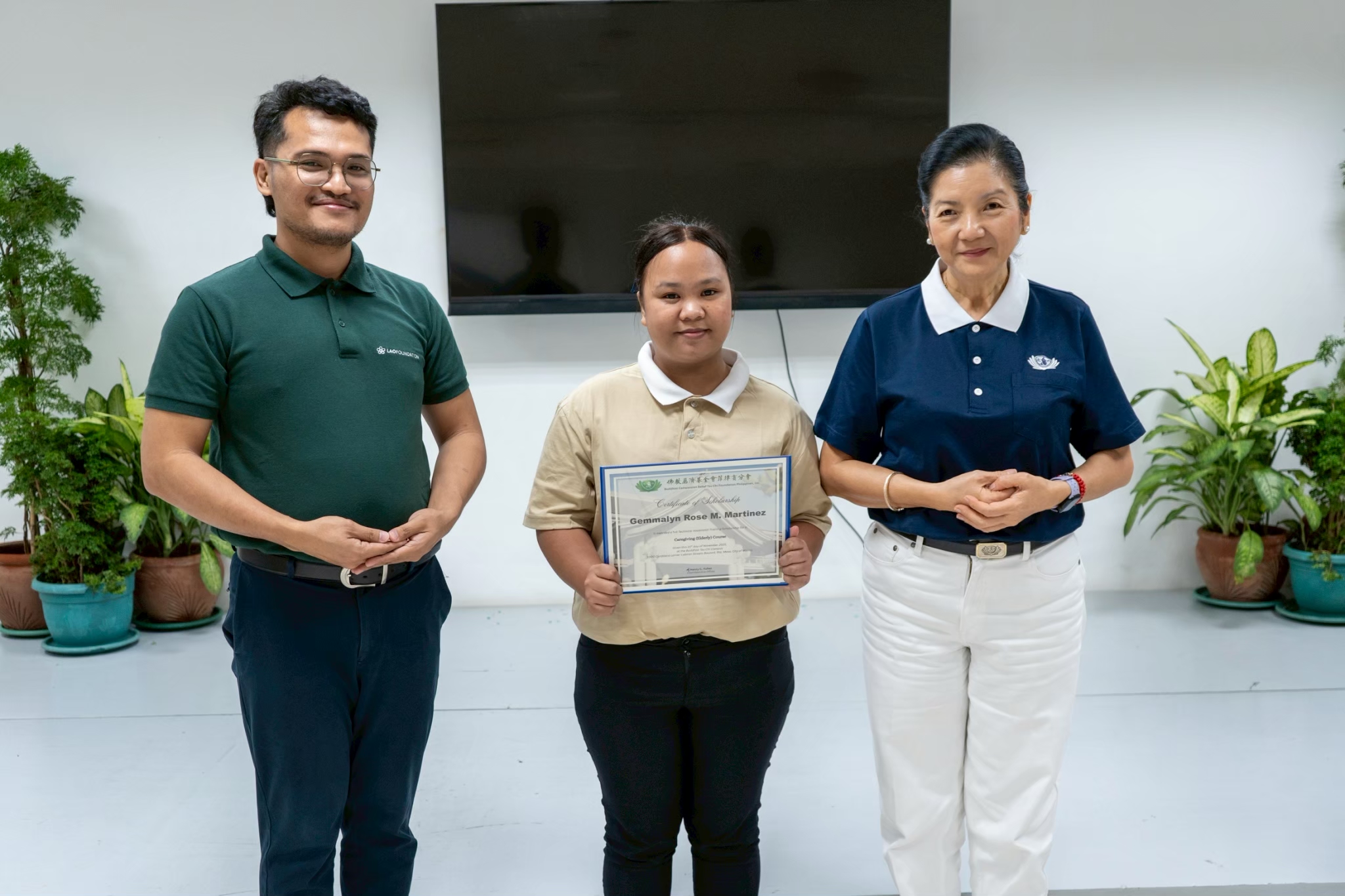 Through her Tzu Chi Tech-Voc scholarship, Gemmalyn Rose Martinez (center) can achieve her dream of becoming a caregiver. She received her certificate from Rosa So, head of the Tzu Chi Education Committee (right) and Johniel Tuando (left), a former Tzu Chi scholar who is now program coordinator of the non-profit Lao Foundation. Lao Foundation funded the studies of Gemmalyn and other caregiver scholars.