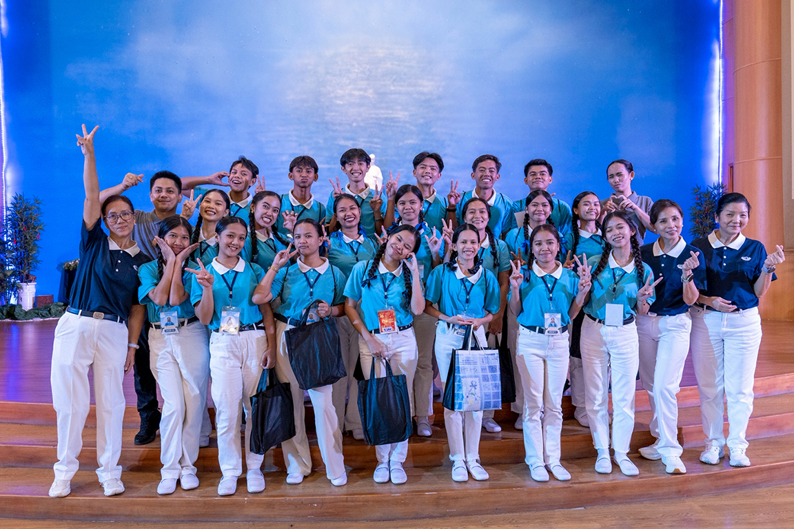 At the 2026 Tzu Chi Scholars’ Camp in July, Tzu Chi Davao scholar Mira Pondol (first row, fifth from right) poses with fellow scholars and volunteers. 