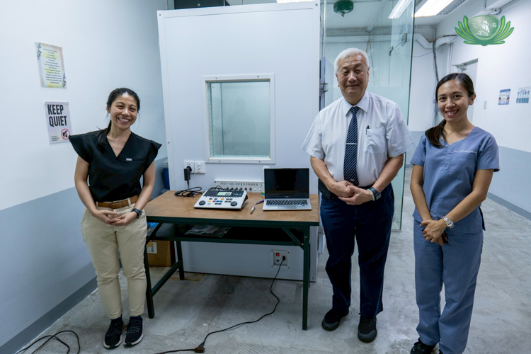 At the launch of the hearing screening of Tzu Chi’s Free Clinic Services, Tzu Chi Philippines CEO Henry Yuñez (center) is one of the first patients to avail of the testing conducted by ENT doctors and clinical audiologists Joyce Rodvie Sagun (left) and Kristine Layson (right).